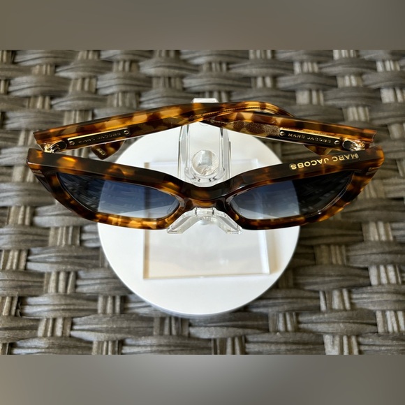 SOLD*Marc Jacobs Tortoise Sunglasses 🤎✨ - Picture 3 of 7